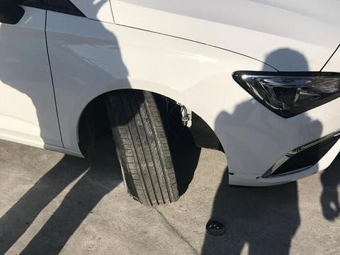 别克威朗低速碰到小石礅，居然神奇地趴下了，车主很无奈