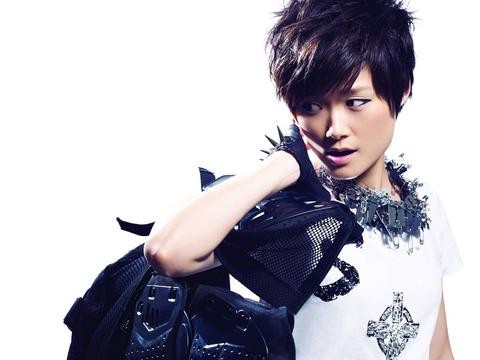 历届超女只有她一个人火到现在，得奖200多项，出门自己开奔驰！