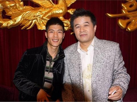 他是国内最好的主持之一，央视封杀无人敢问，出门还是百万豪车！