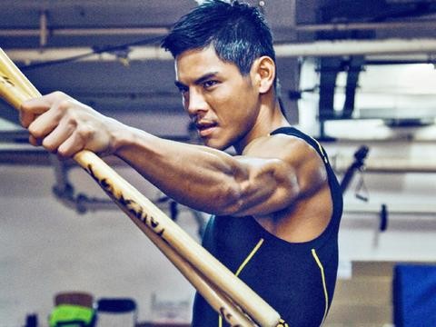 他与李小龙齐名，向华强敬畏他七分，今73岁依旧豪车出行！