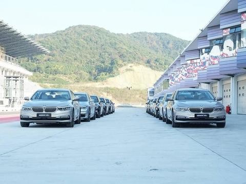 把D级豪华车开上赛道尽情折腾会怎样？一个字：爽！