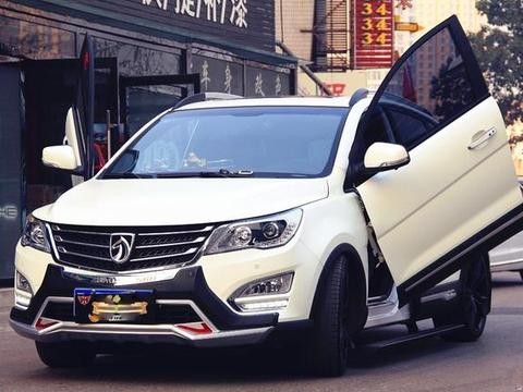 国内第一位。把宝骏560改装成剪刀门，带妹子上车非常快