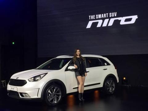 起亚首款混动SUV，仅卖15万，油耗低至4.9升！