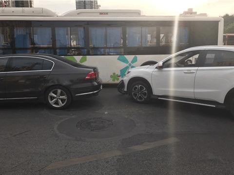 本田XRV追尾大众迈腾, 车主: 日系车和德系车差距巨大