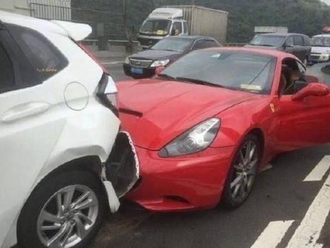 国道上法拉利追尾本田，本田车主下车质问，看到车主后却脸红了！