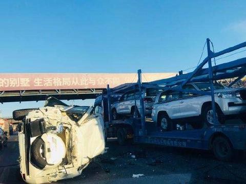 看着都心疼 两辆兰德酷路泽瞬间报废