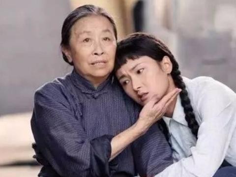 她是娱乐圈的“丑娘”专业户，女儿却国色天香，豪车出行