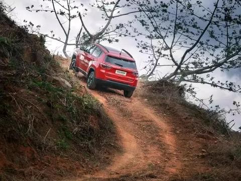 JEEP终于醒悟！怒推新车，四驱加9AT同级最专业SUV，19万吊打途观