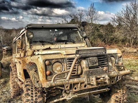 路虎卫士，对方方正正的车完全没有抵抗力！