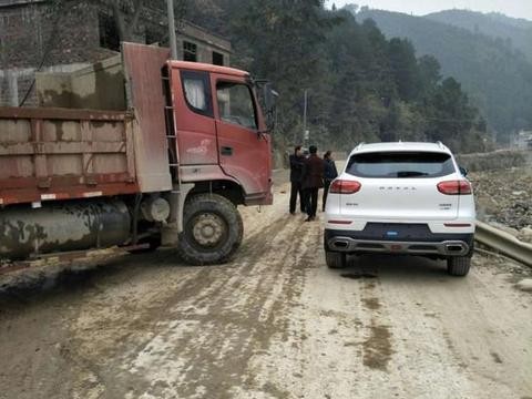 男子提哈弗H6还没到家被大货车撞击，车主：不愧是国产车的标杆