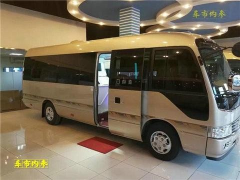 高级领导出行首选“黑中巴”丰田柯斯达，摩托开道，劳斯莱斯让道