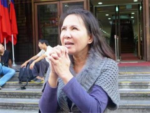 她曾是娱乐圈一线巨星，身价上亿豪车出行，今63岁却变成了傻子！