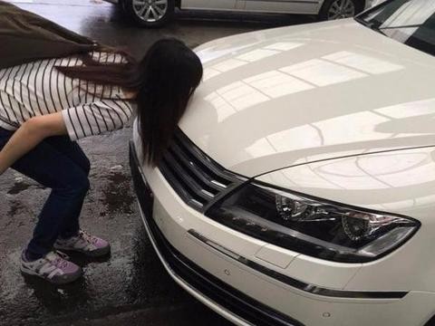 90后小伙花70万买辆库存大众辉腾, 提车现场女友举动成亮点