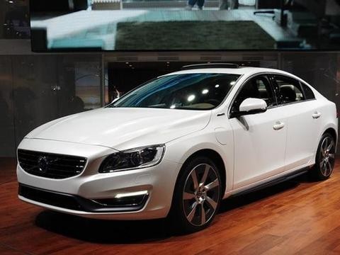 20万就不买迈腾了，这车安全性比奔驰高，进口发动机，又降6万