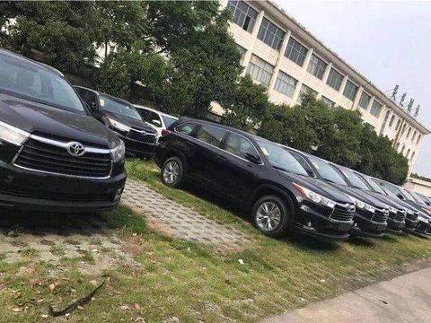 偶遇大量4S店退役汉兰达试驾车,外观内饰9.9成新, 4S店: 6折处理