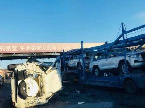 看着都心疼 两辆兰德酷路泽瞬间报废