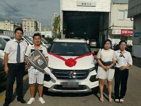 新车还未上牌, 后悬架拧成了“麻花”, 车主: 国产车有配置没质量