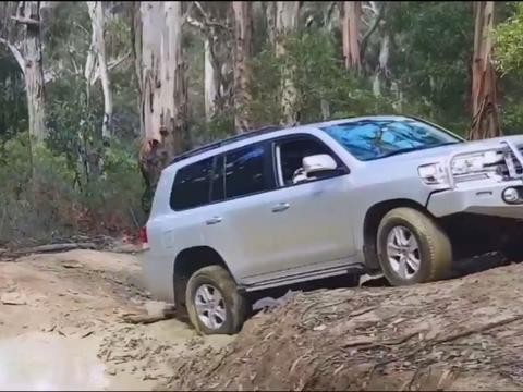 日产途乐、兰德酷路泽过坎儿，哪个表现更好？