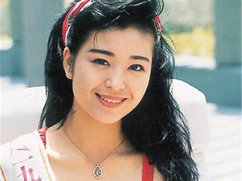 21岁嫁富豪开豪车，13天婚姻换来一亿财产，今48岁不甘寂寞再嫁人