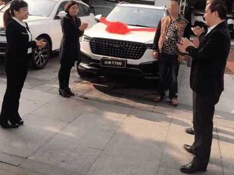 新提众泰T700牌刚到家就完成首撞, 这质量让车主欲哭无泪