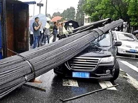 国产车雄起！几吨钢筋砸车，车都没变形，连交警都竖起大拇指！