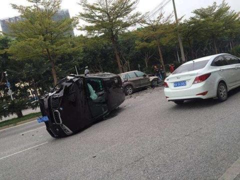 撞翻倒地 新老宝马X5的经典对决