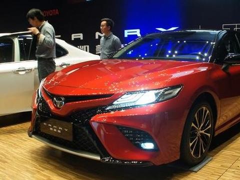 手握20万不知买啥？凯美瑞杠上阿特兹，强强PK，是你选谁？