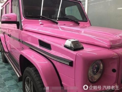 4S店来了一辆骚粉的奔驰G级，下车的是一对姐妹花，人靓过车！