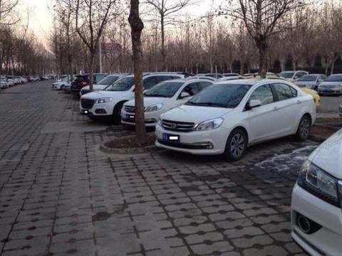 当看到长城的员工停车场, 我不禁为比亚迪的老总感到汗颜