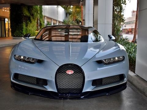 布加迪为了上保险，花了几十块，在车尾装了这个