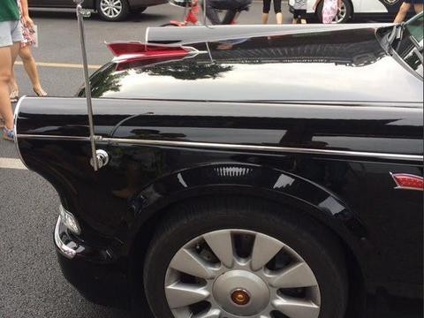 在杭州西湖看到一辆红旗L5，路人纷纷拍照，车上内饰太豪华了！