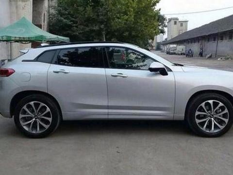 新买长城VV7，4个车轮全被卸走，路人：小偷认为这是豪车