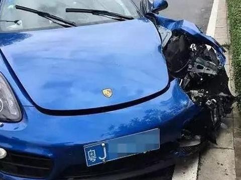 丰田卡罗拉撞上了保时捷，两位车主下车后都不想要自己的车了！