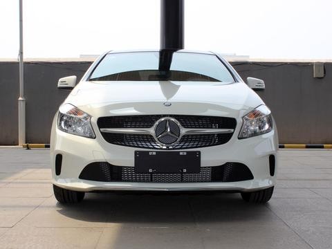 尽管是款小车 但奔驰的优雅感、品质感还在