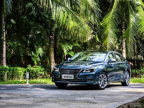 敢与凯美瑞比高，身长4米8，顶配14万，长安睿骋CC静态鉴赏