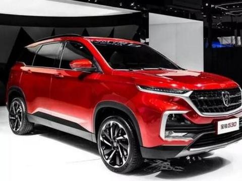 小区偶遇宝骏530实车，悬浮车顶颜值媲美路虎，后悔提H6