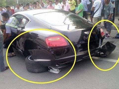 400万元豪车撞五菱宏光, 豪车司机笑了, 面包车车主哭了