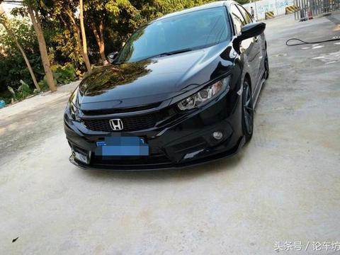 朋友把思域改成全黑色，18寸轮毂，碳纤维方向盘，帅得一塌糊涂了