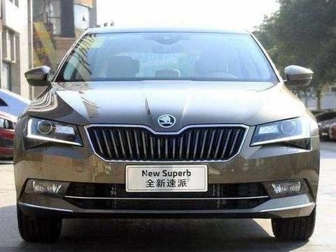 别买帕萨特了，这才是最厚道大众B级车，降3万仅15万，比迈腾漂亮