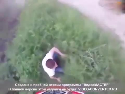 SUV车主路怒怒打摩托车车主 结果碰上练家子! 被揍惨!