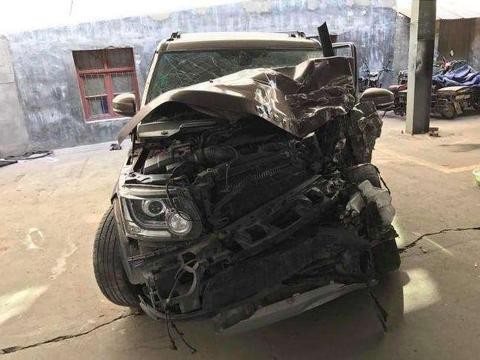 路虎发现4被撞得面目全非，无法修复，车主：拆了卖还能买辆奔驰