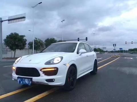 卖炸串的大妈开着12款的保时捷卡宴GTS给我送外卖，把同事镇住了