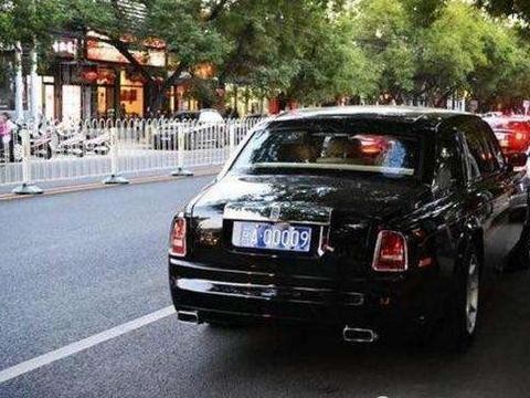 北京这十块车牌, 坐迈巴赫的老板看见也拿出手机拍照