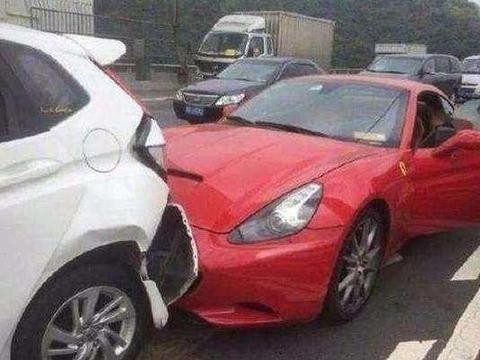 400万的法拉利撞上7万本田飞度，车主的一句话使众人竖起大拇指