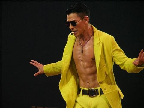 他的知名度和片酬都不输刘德华，靠《古惑仔》走红，座驾上千万！