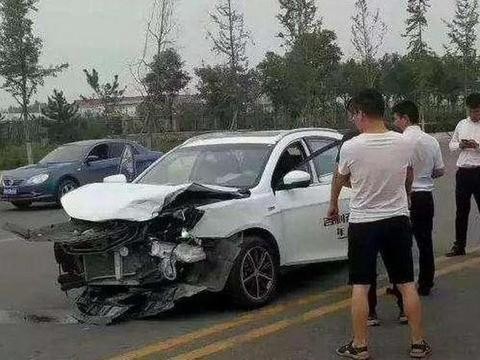 哈弗H6和吉利RS相撞，安全气囊不翼而飞！4S店却这么说？