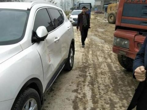 刚买才3天的哈弗H6，在乡村道路被撞，车主下车后开怀大笑！