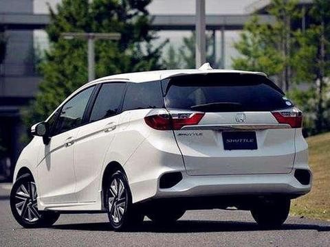 本田Shuttle，采用最为流行的悬浮车顶设计，侧面线条设计凌厉