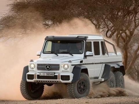 这台6轮的越野车，性能堪比奔驰G63，关键时刻还能挡手榴弹！