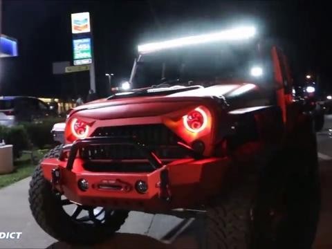 目露凶光，吉普牧马人重度改装版深夜出没